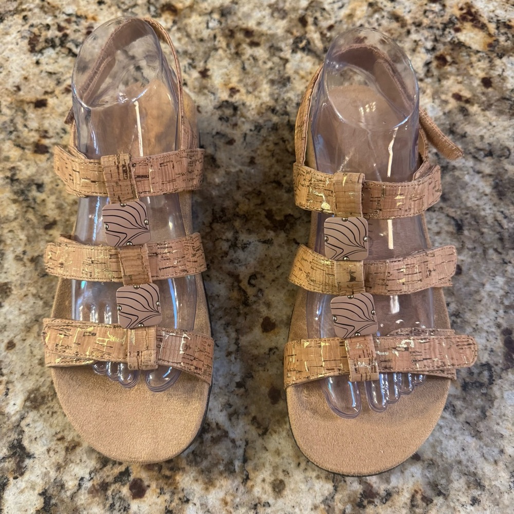 Women’s Vionic Amber Sandals Tan Cork NWOT size 9